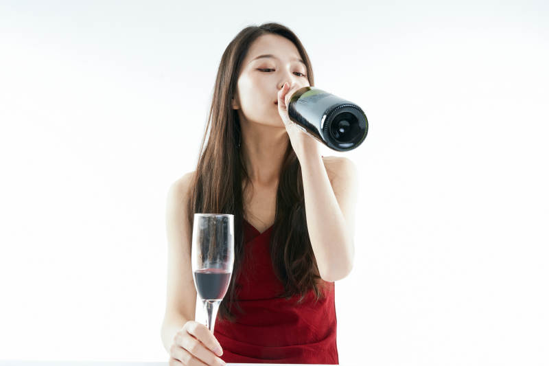 独自品尝红酒的亚洲女性图片
