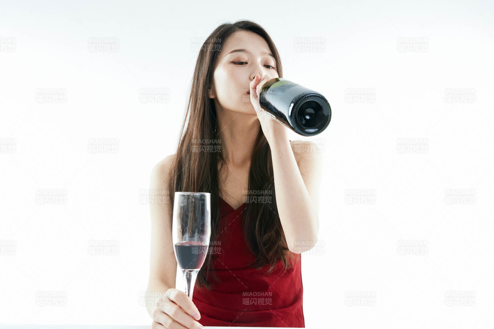 独自品尝红酒的亚洲女性图片