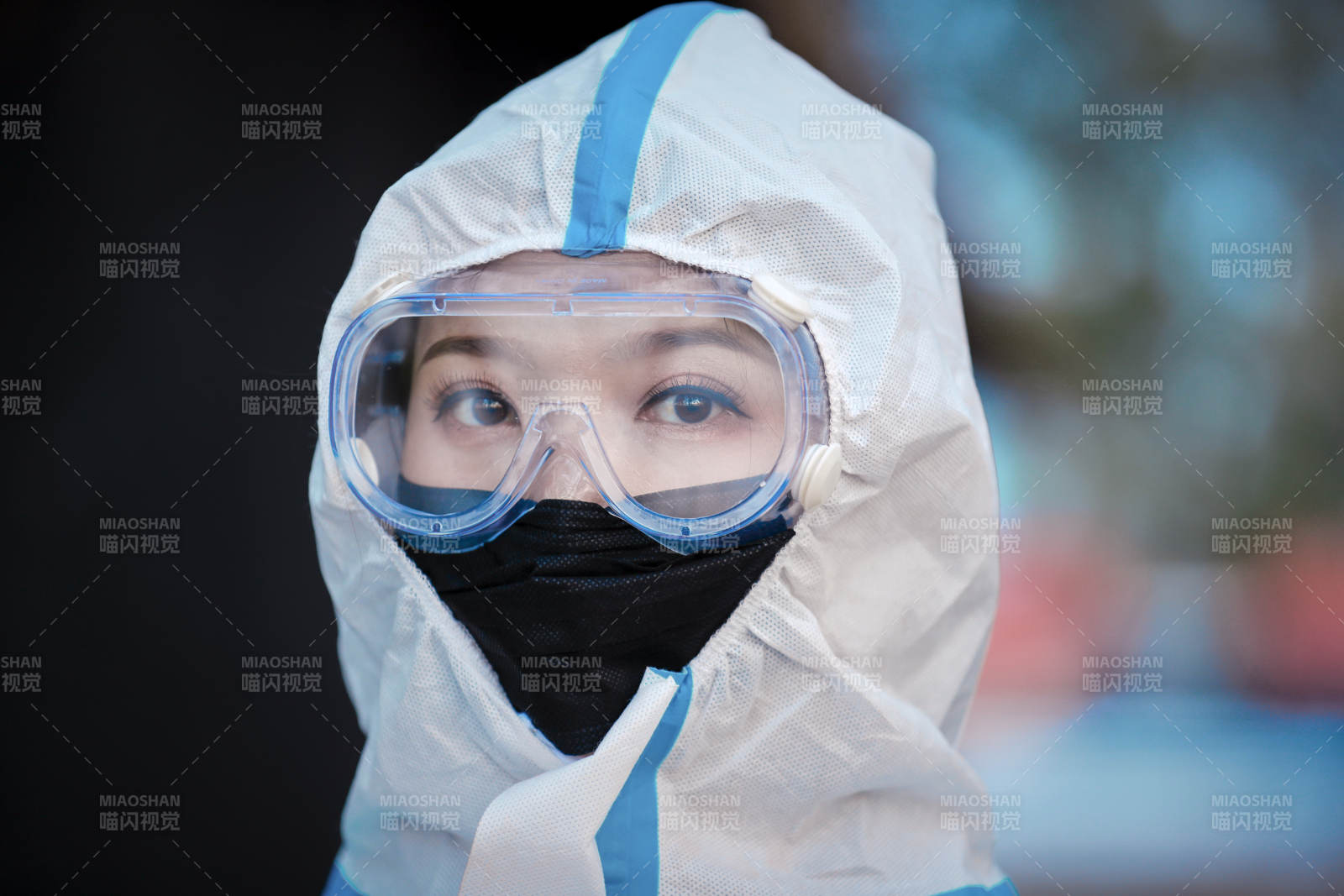 穿白色防护服佩戴护目镜口罩的女性防护人员图片