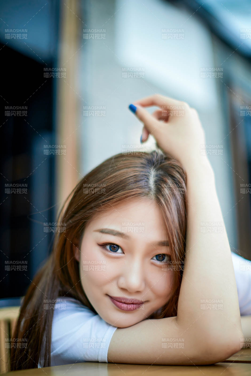 坐在咖啡图书馆吃东西的可爱少女图片