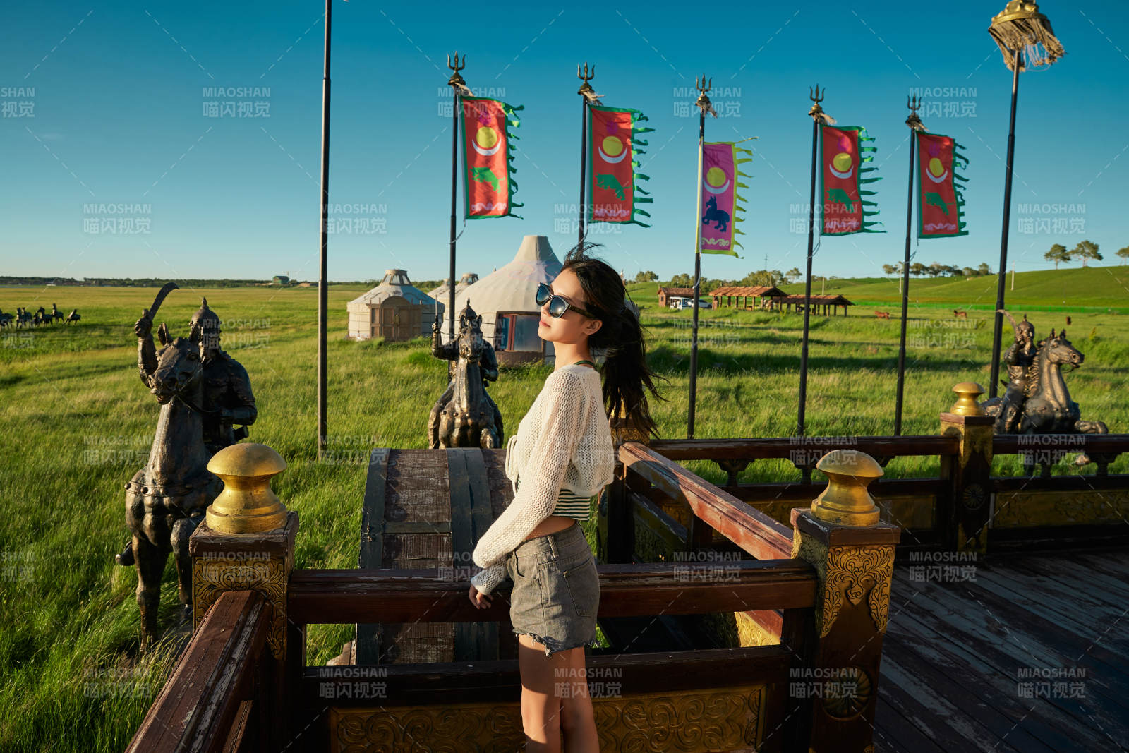 草原湿地公园游玩拍照的亚洲少女图片