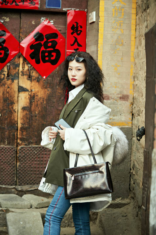 老旧城区里穿着复古港风的美丽清纯少女图片