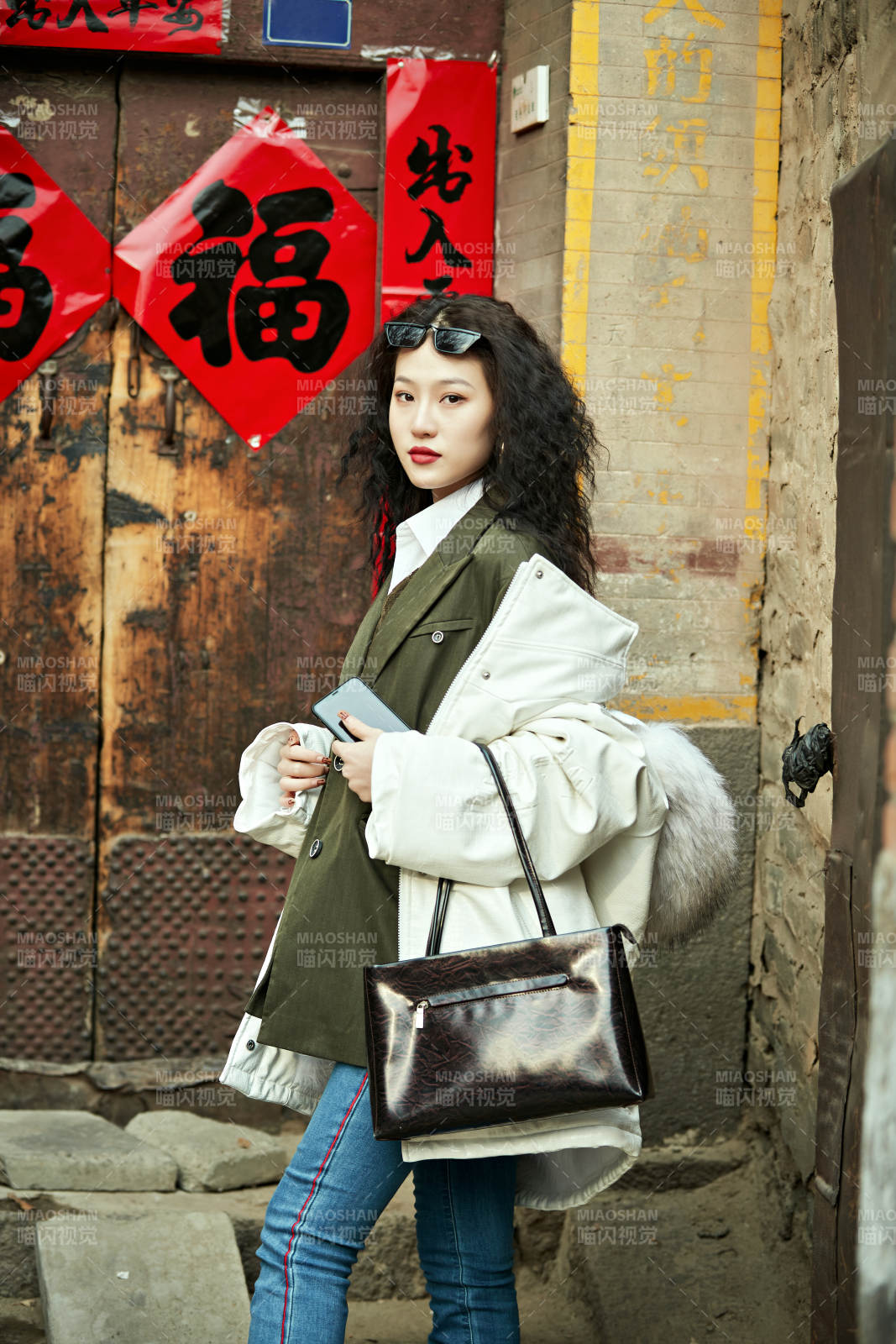 老旧城区里穿着复古港风的美丽清纯少女图片