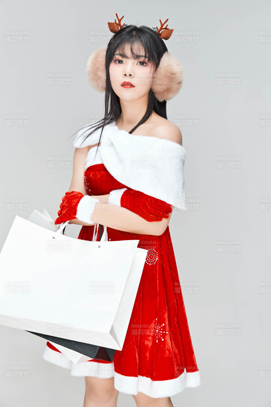 身穿圣诞服饰手提购物袋性感可爱的圣诞女郎图片