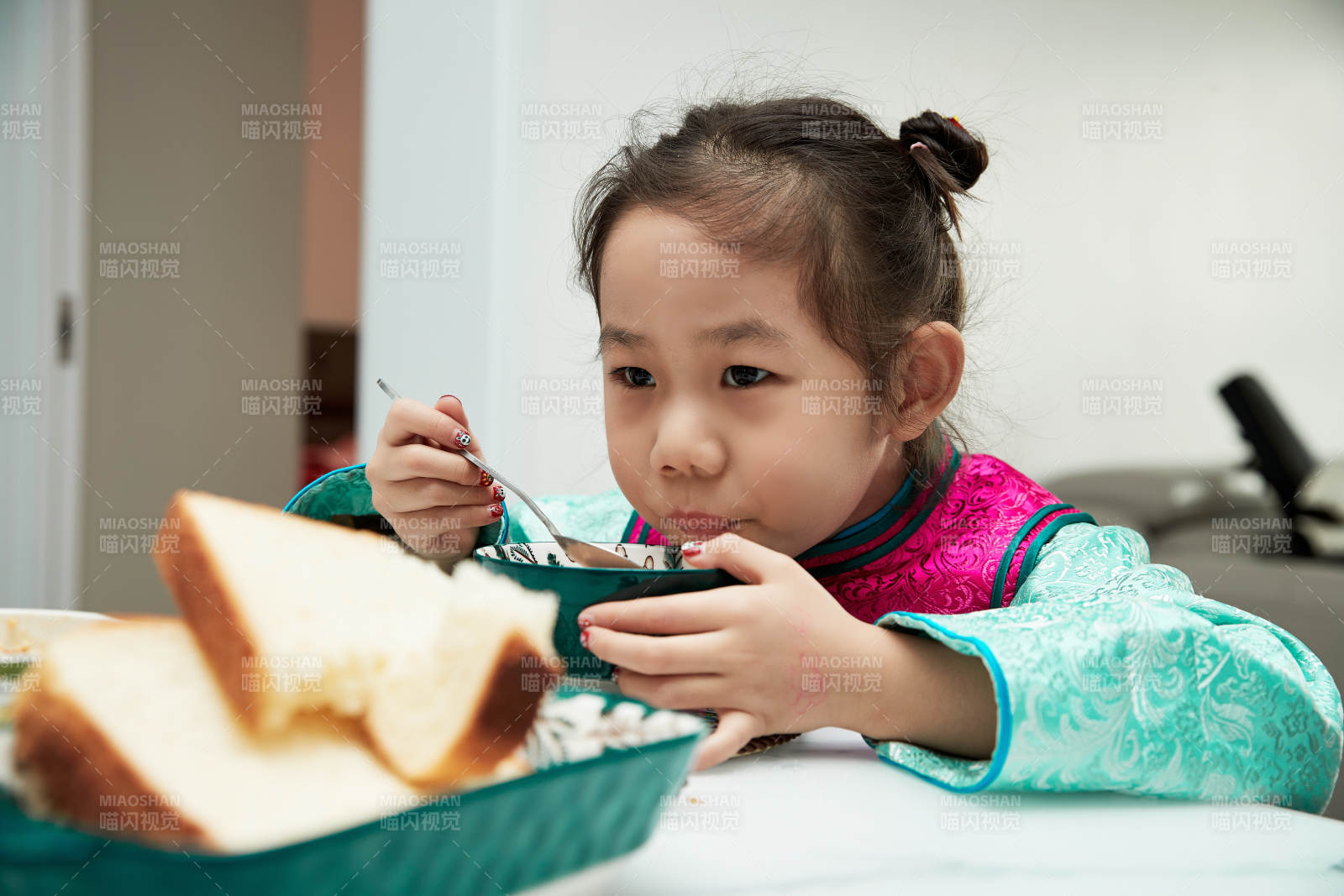 在家玩耍的亚洲小女孩图片