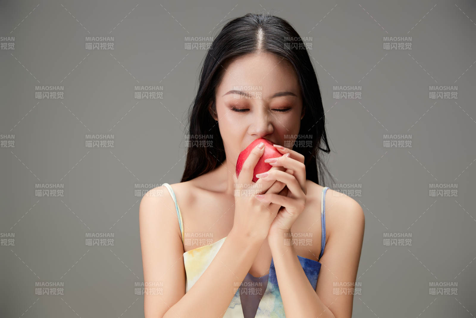 吃水果的亚洲东方长发少女图片