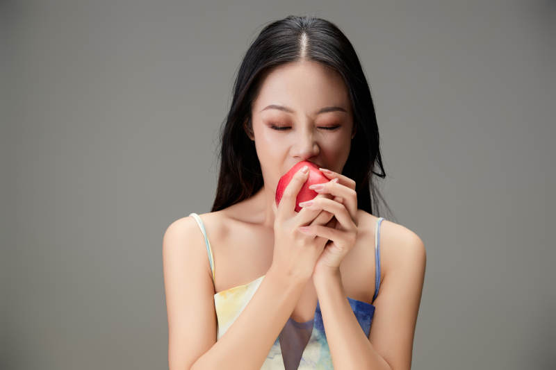 吃水果的亚洲东方长发少女图片