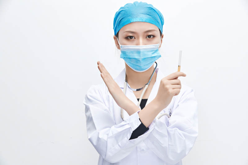 白色背景下传递传递吸烟有害健康信息的医生图片