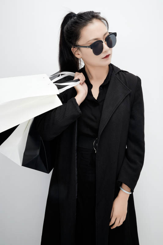 白色背景下手提购物袋时尚美丽的亚洲少女图片