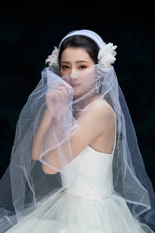 黑色背景下的女性复古婚纱妆面图片