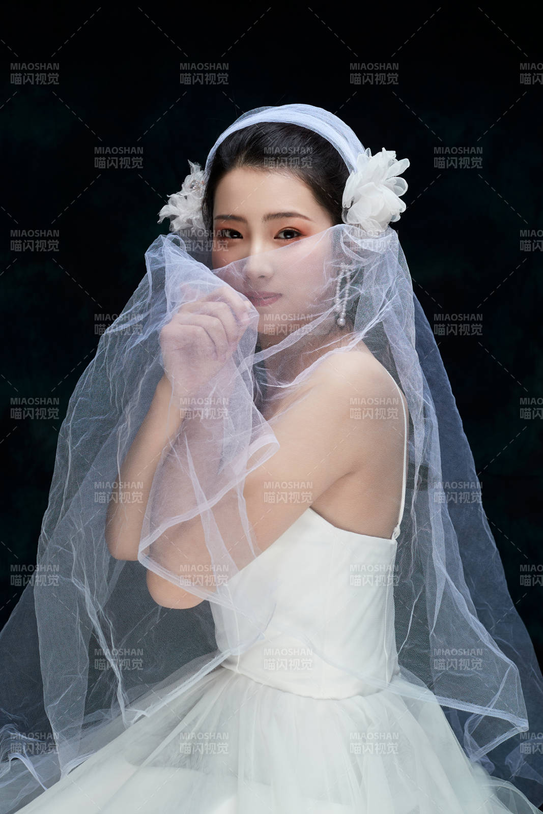 黑色背景下的女性复古婚纱妆面图片