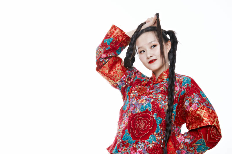 身穿中国传统服饰的青年女性图片