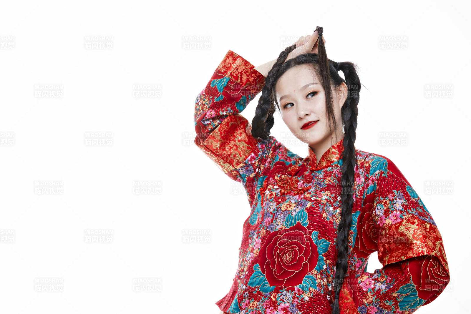 身穿中国传统服饰的青年女性图片