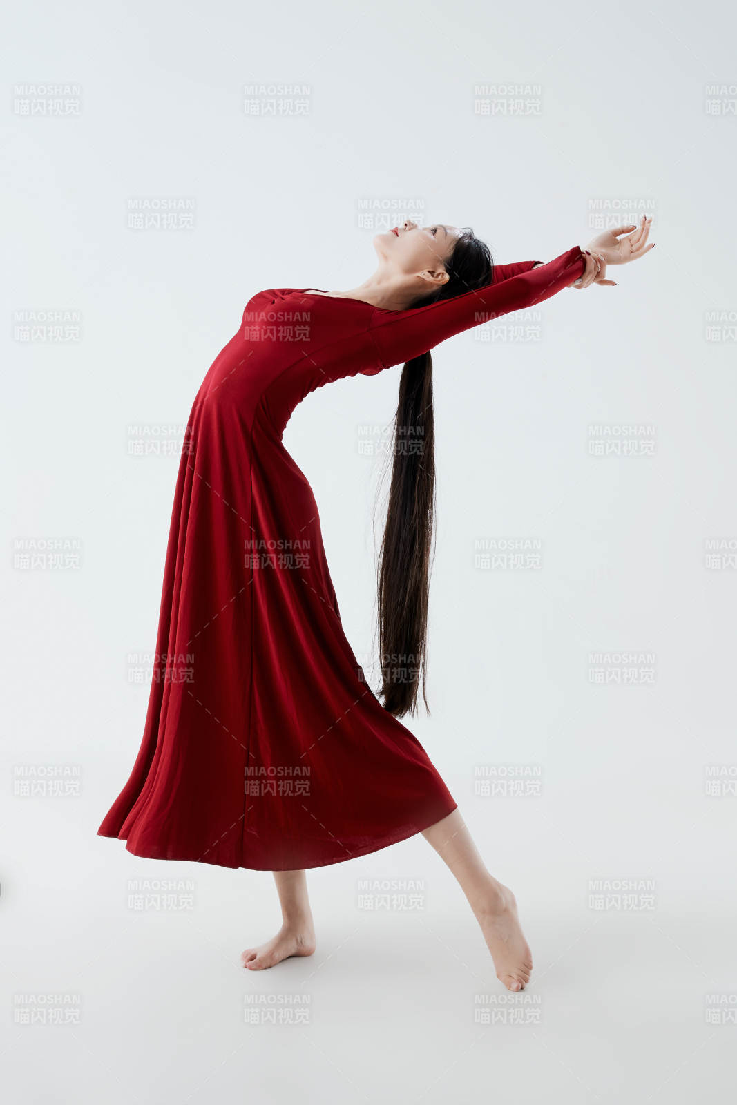 穿着红色长裙翩翩起舞的少女图片