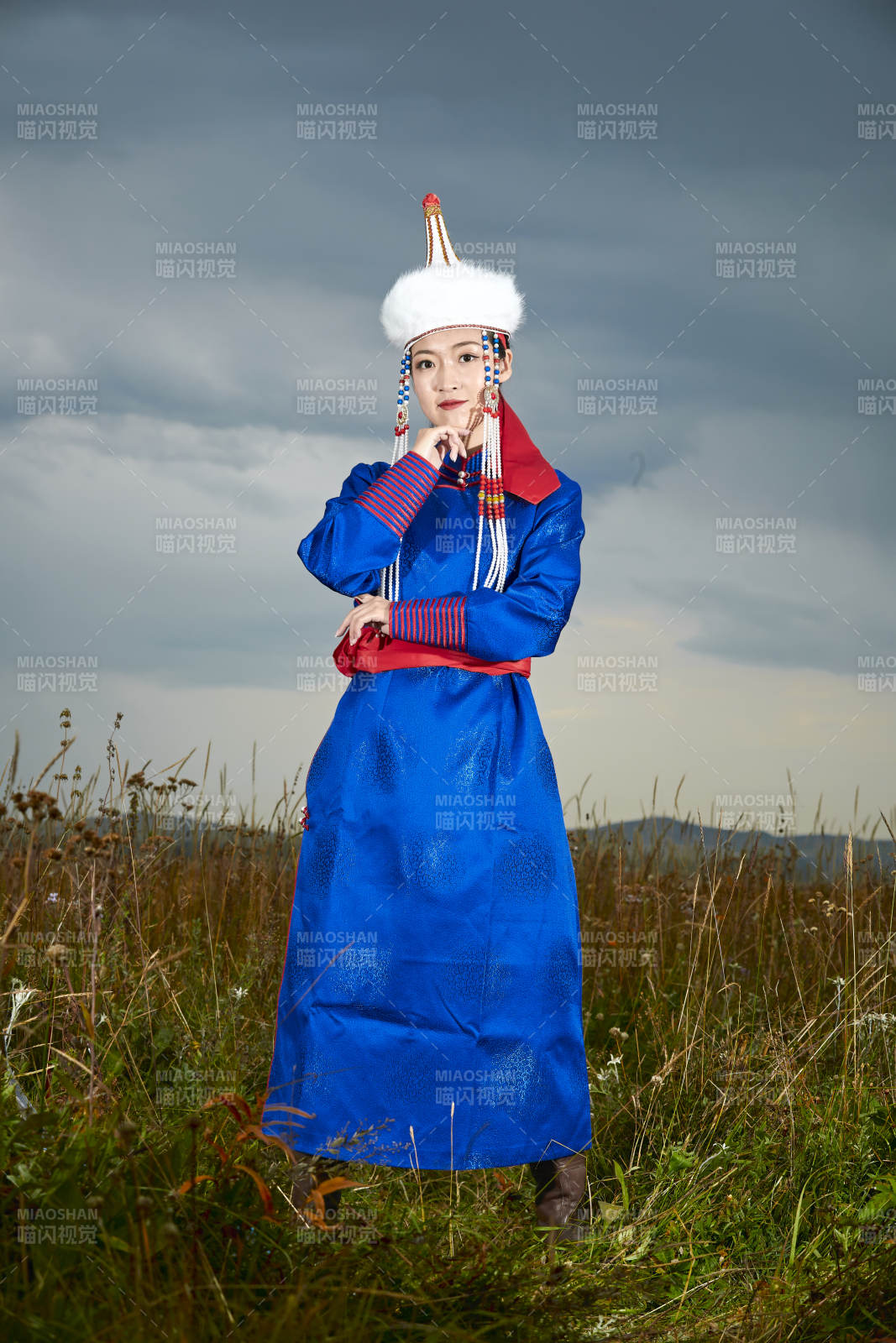 草原上身穿豪华蒙古族服饰的蒙族少女图片