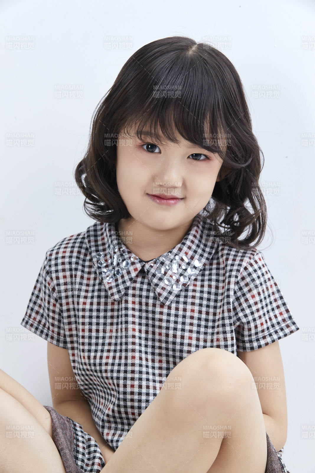 白色色背景的可爱的亚洲小女孩儿童图片