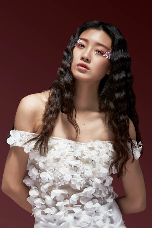 时尚彩妆女性妆面半身像图片