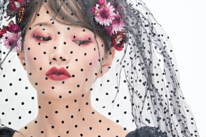 白色背景下的新娘彩妆美女人像图片