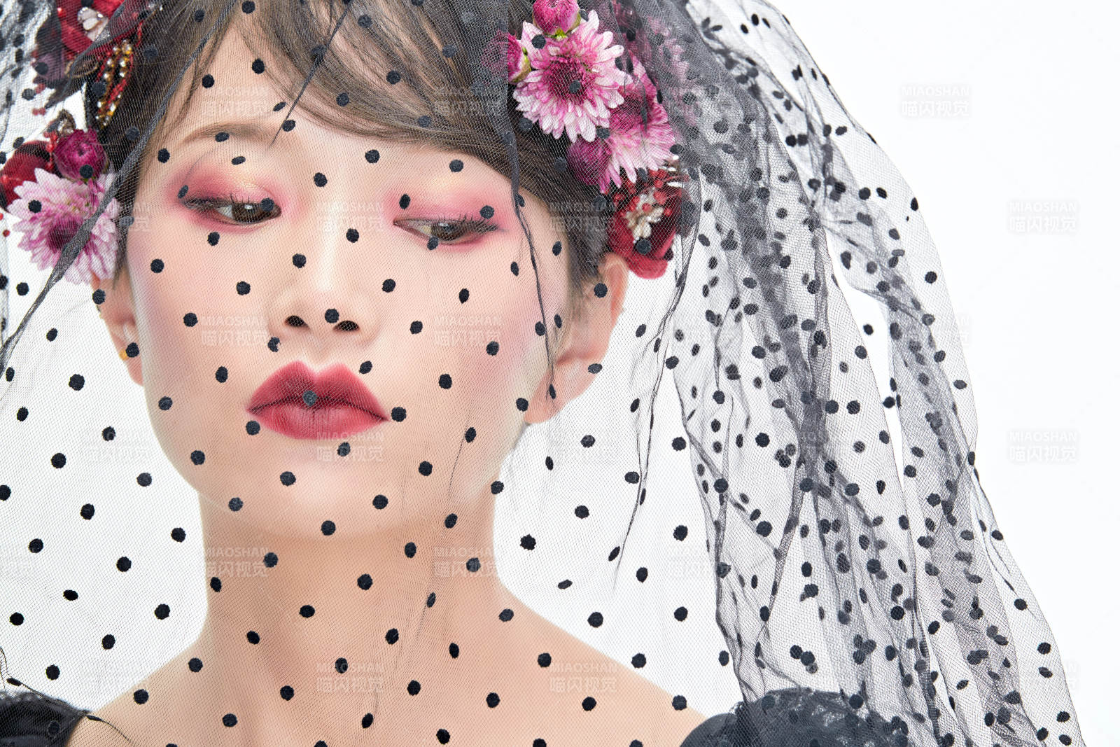 白色背景下的新娘彩妆美女人像图片