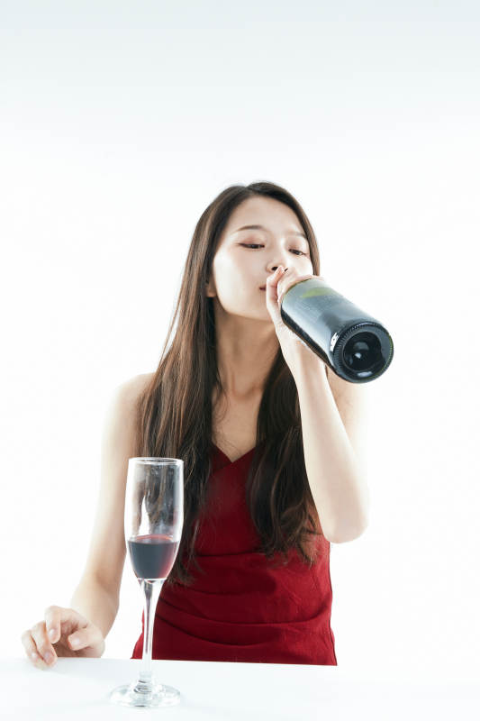 独自品尝红酒的亚洲女性图片