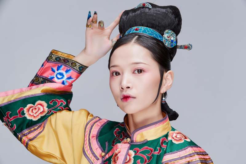 白色背景下的清代女性古装造型清朝古装图片