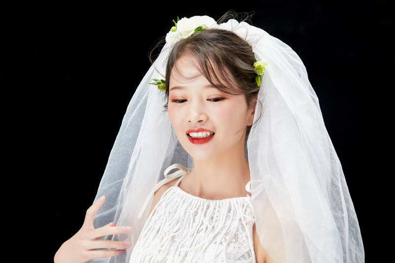 黑色背景下的美妆新娘彩妆人像图片