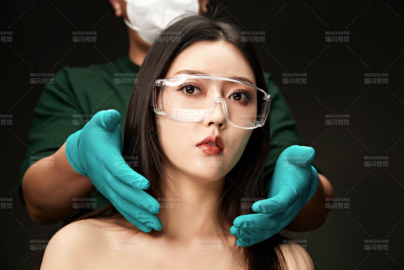 黑色背景里的亚洲美女面部特写医美整容图片