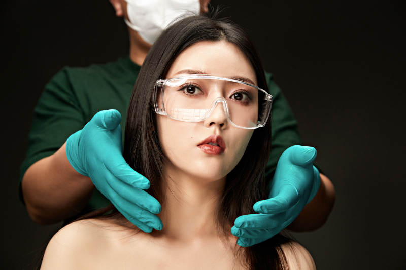 黑色背景里的亚洲美女面部特写医美整容图片