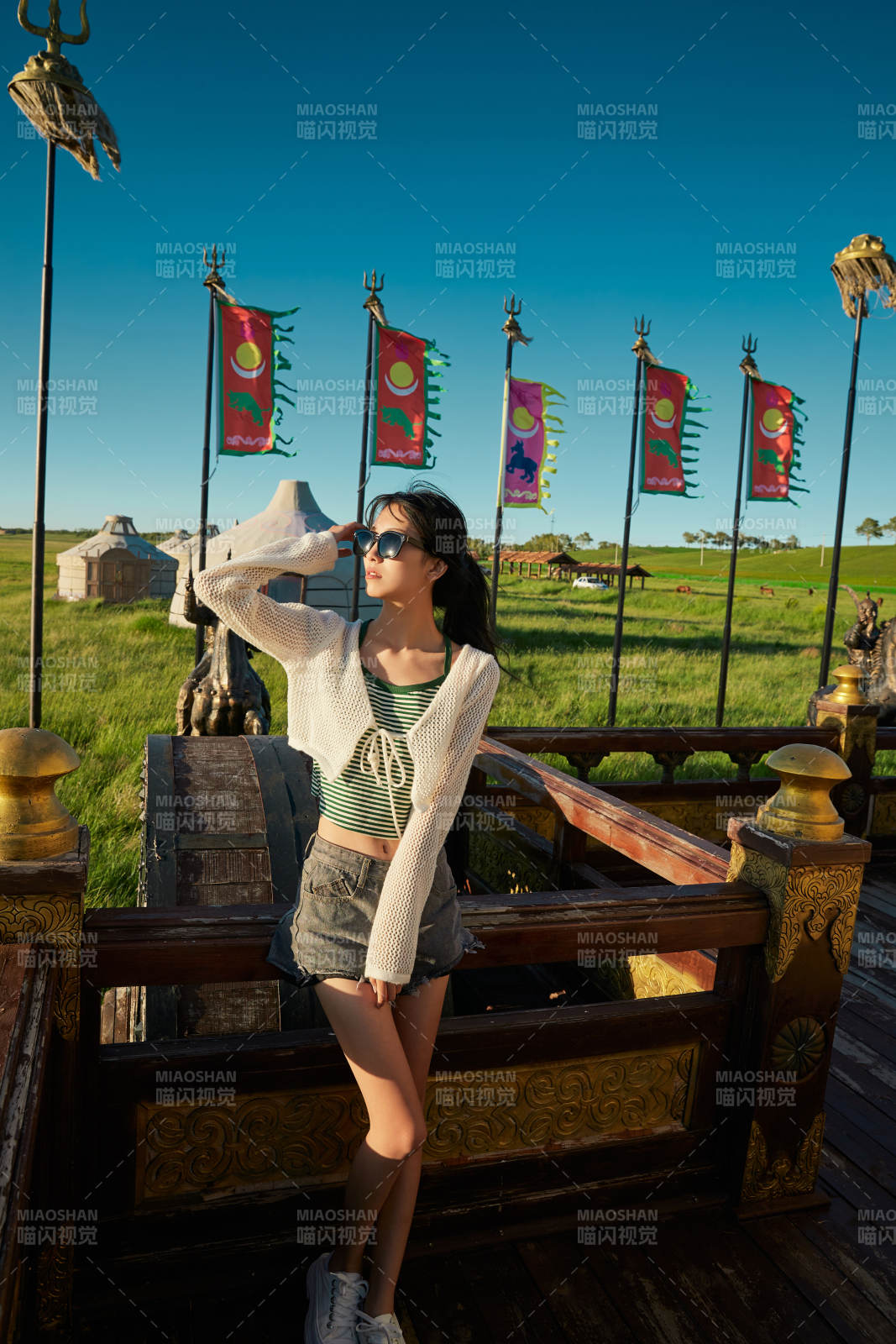 草原湿地公园游玩拍照的亚洲少女图片