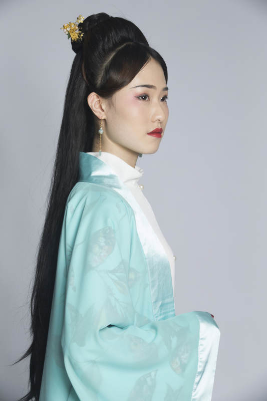 汉服风韵人像棚拍汉服少女图片