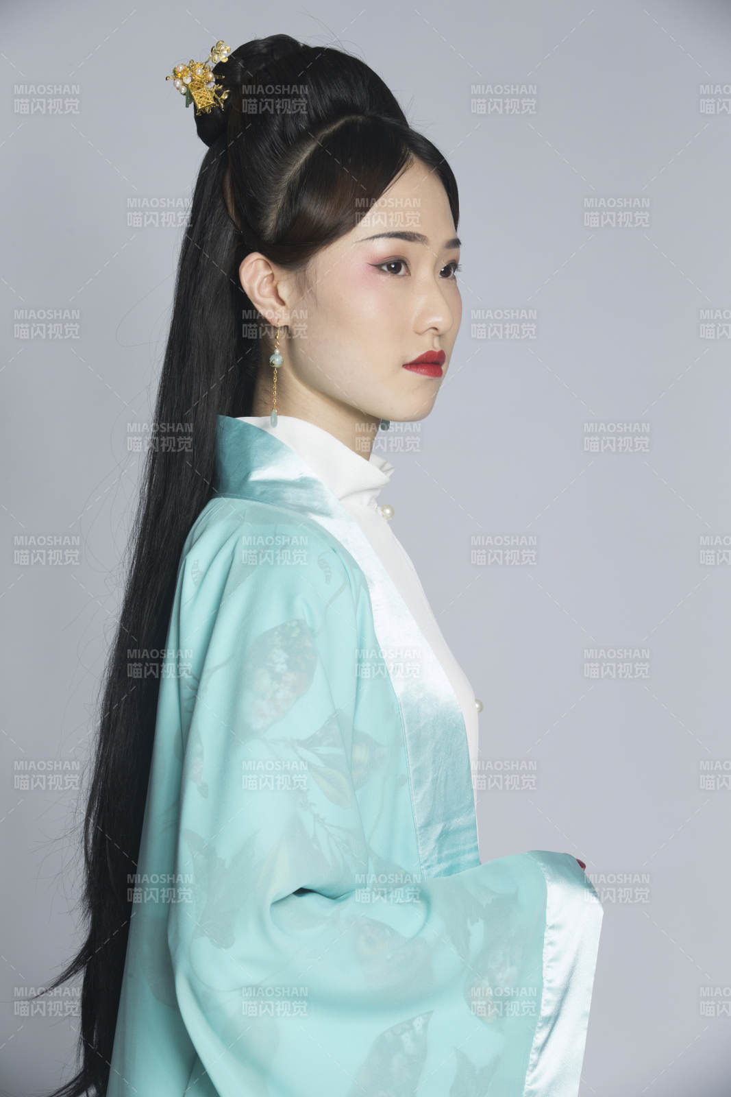 汉服风韵人像棚拍汉服少女图片