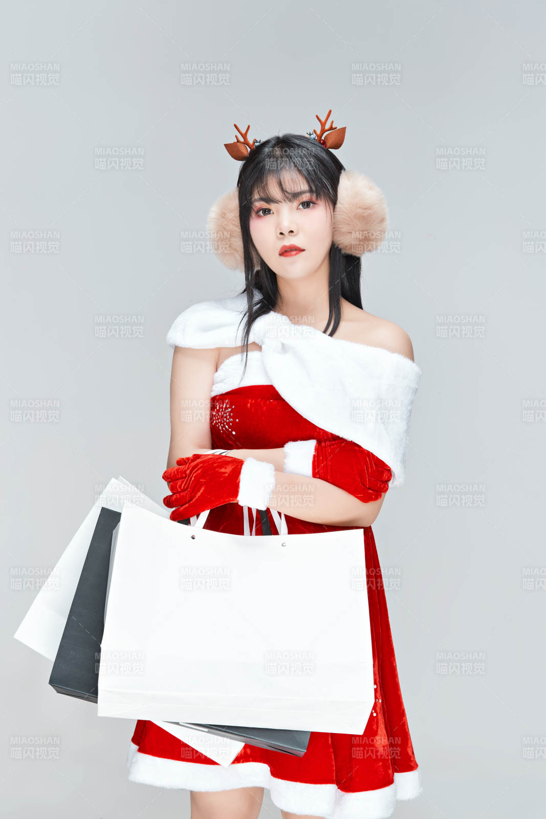 身穿圣诞服饰手提购物袋性感可爱的圣诞女郎图片