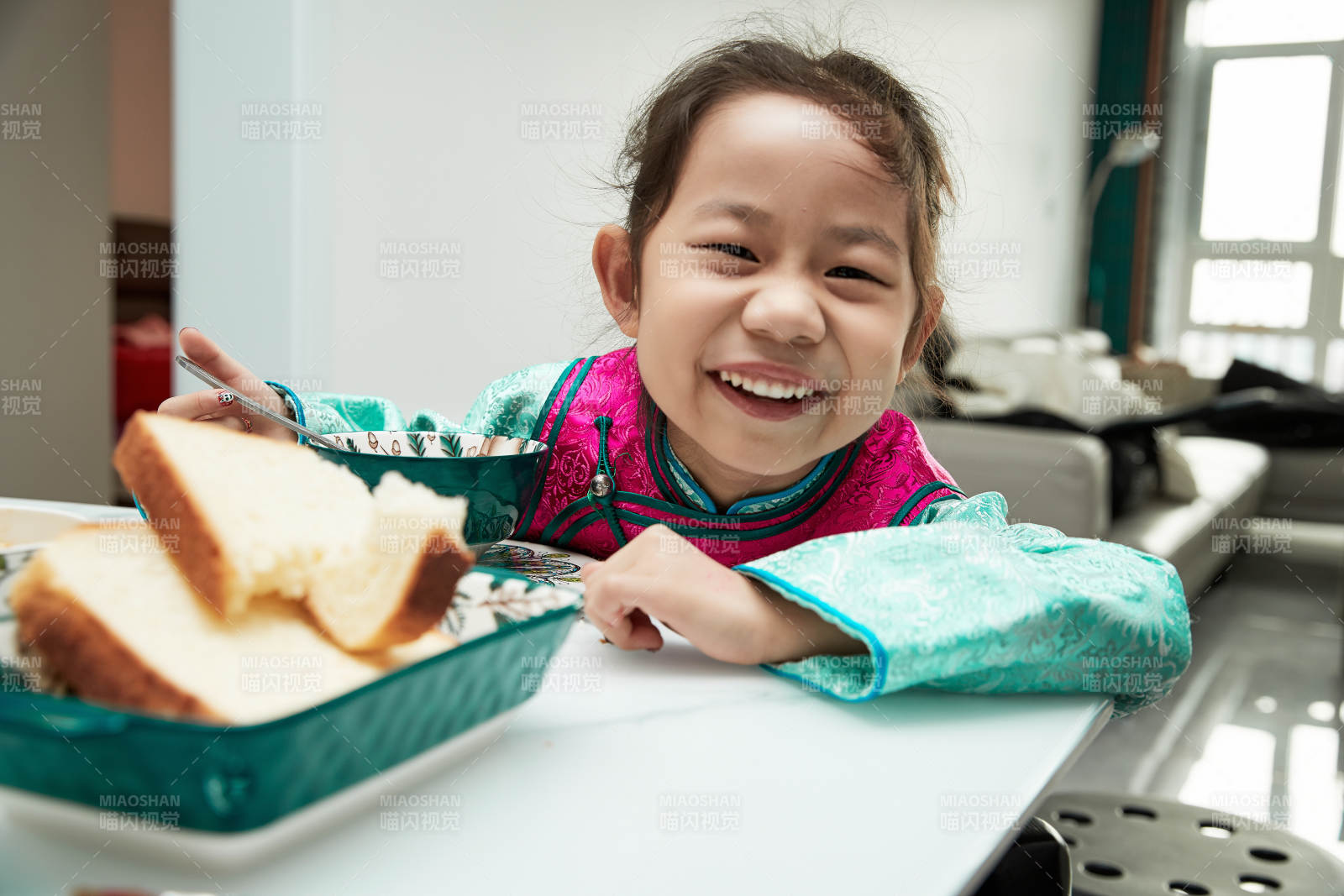 在家玩耍的亚洲小女孩图片