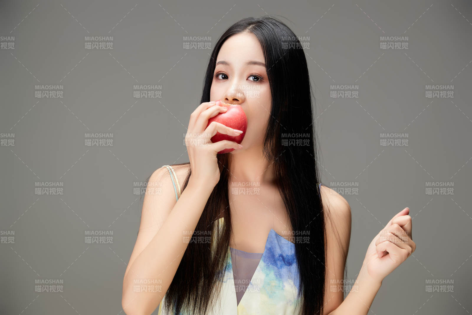 吃水果的亚洲东方长发少女图片