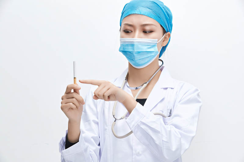 白色背景下传递传递吸烟有害健康信息的医生图片