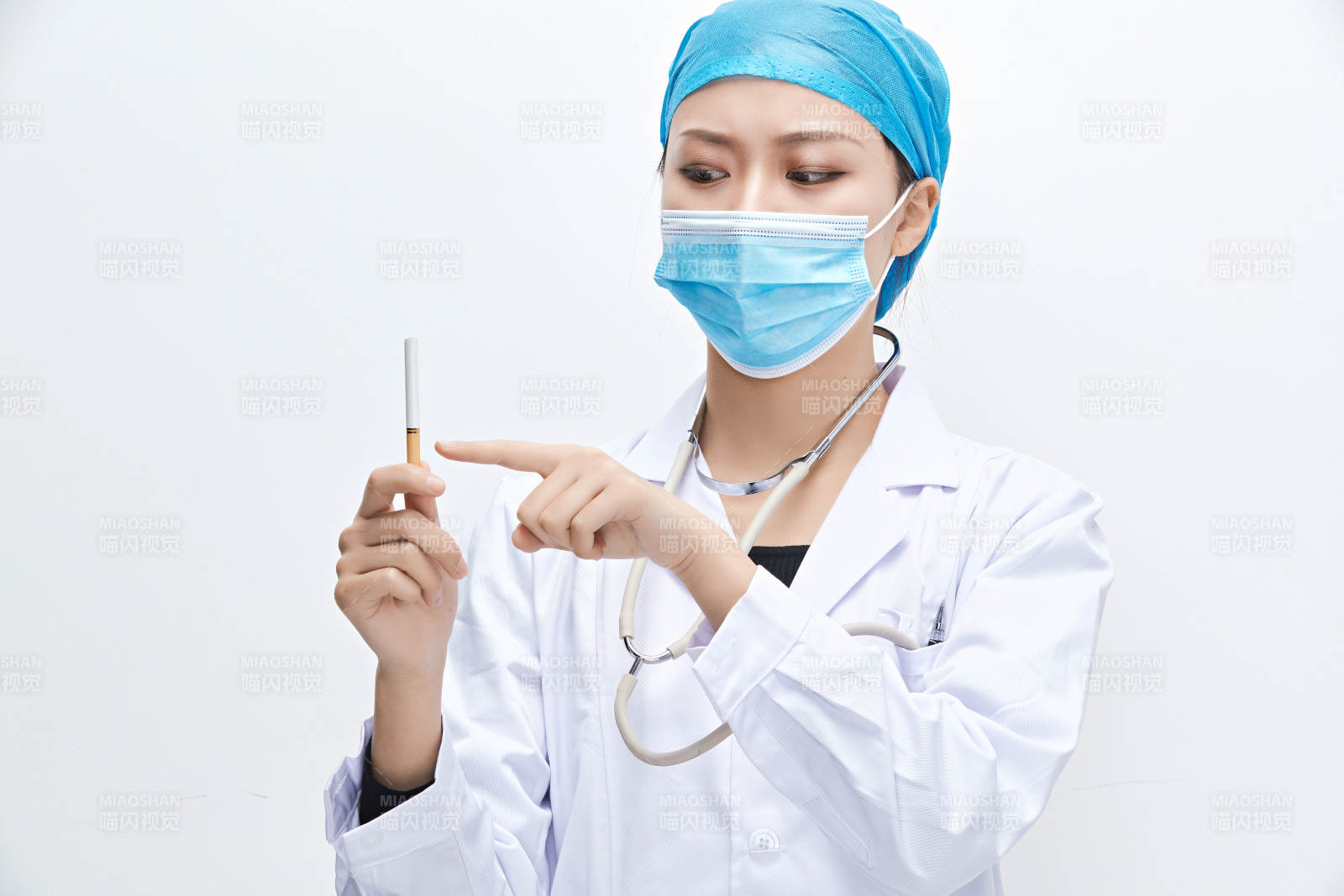 白色背景下传递传递吸烟有害健康信息的医生图片