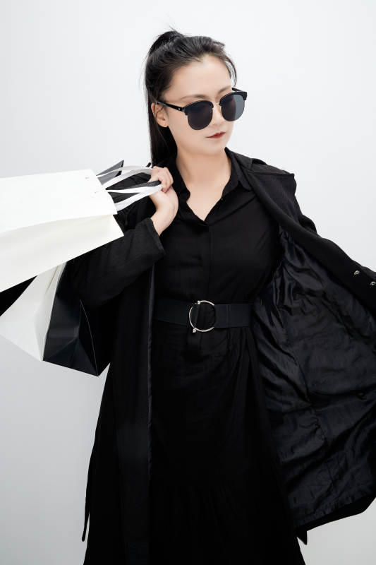 白色背景下手提购物袋时尚美丽的亚洲少女图片