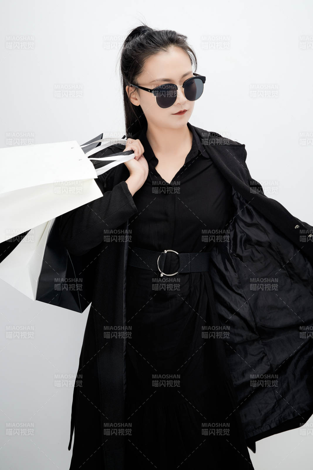 白色背景下手提购物袋时尚美丽的亚洲少女图片