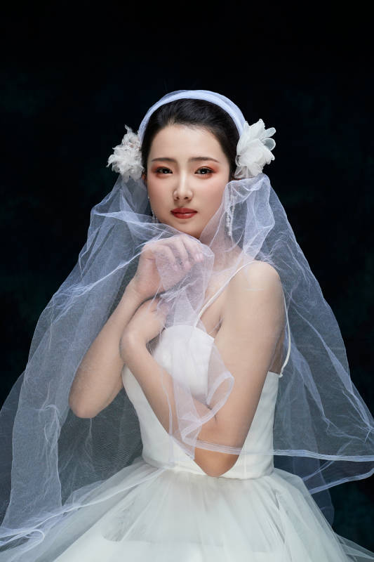 黑色背景下的女性复古婚纱妆面图片