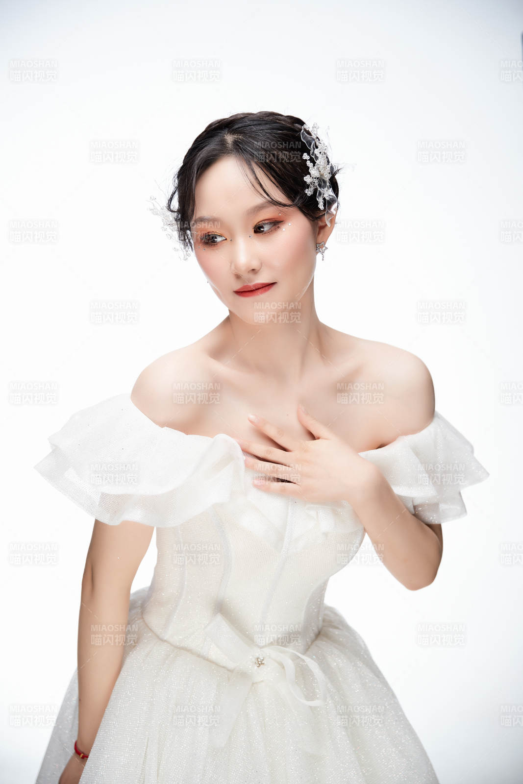 女性婚纱妆面图片