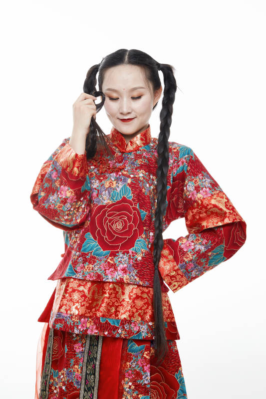 身穿中国传统服饰的青年女性图片