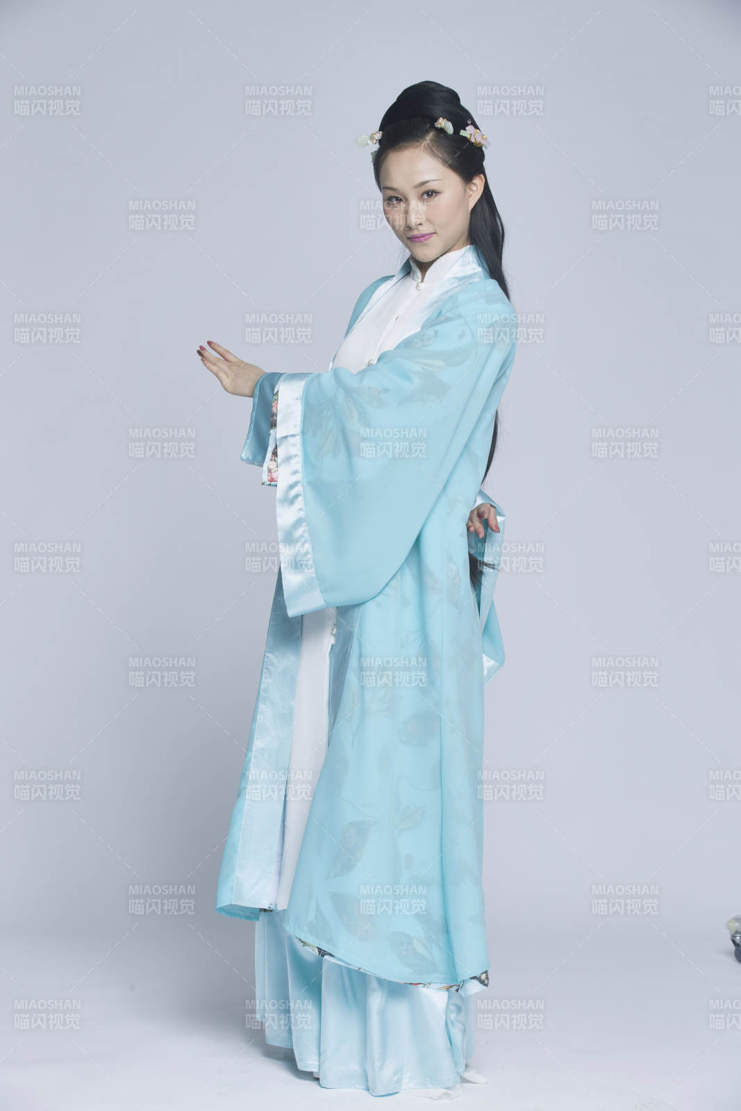 身穿古装的汉服女性人像汉服影棚拍摄图片