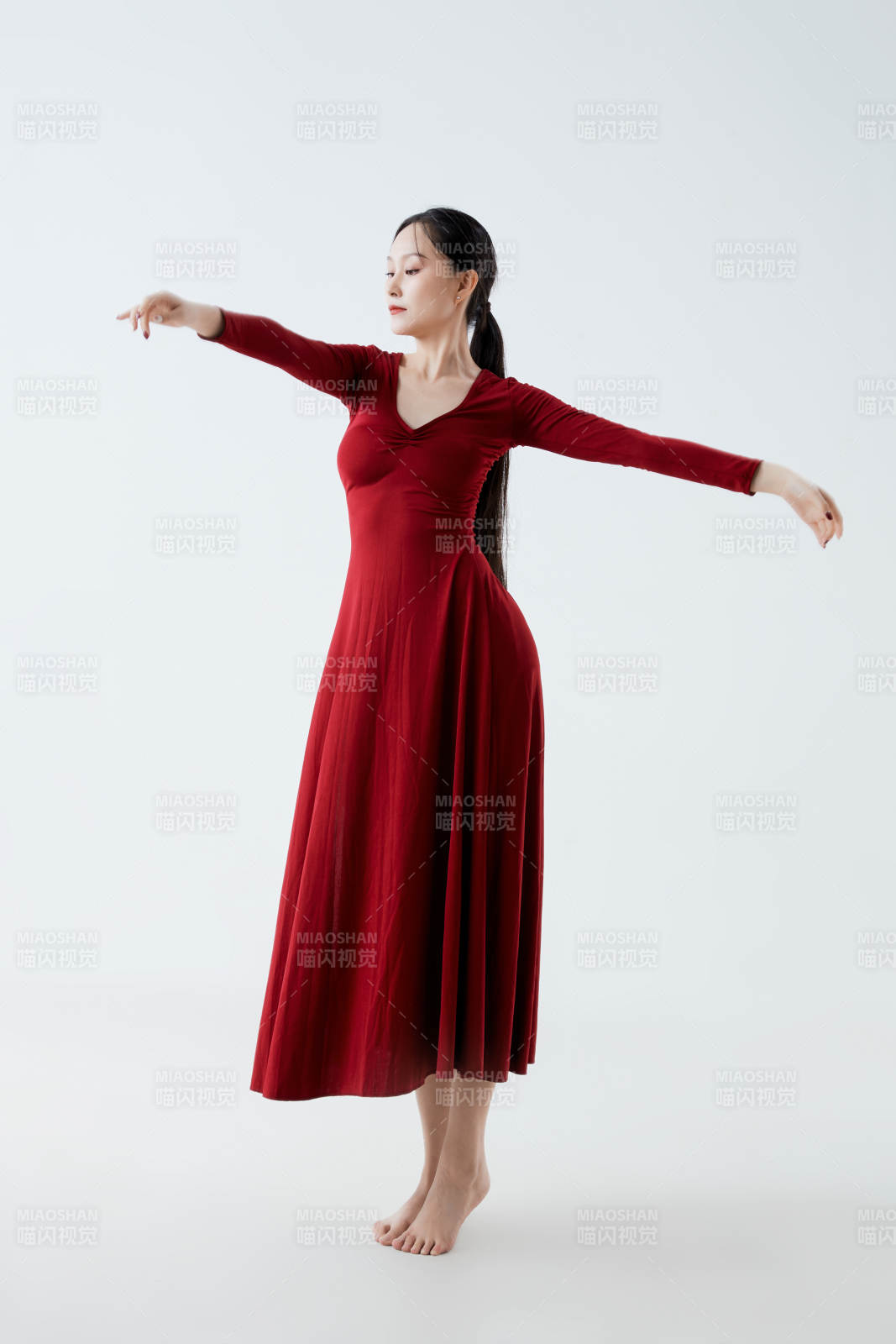 穿着红色长裙翩翩起舞的少女图片