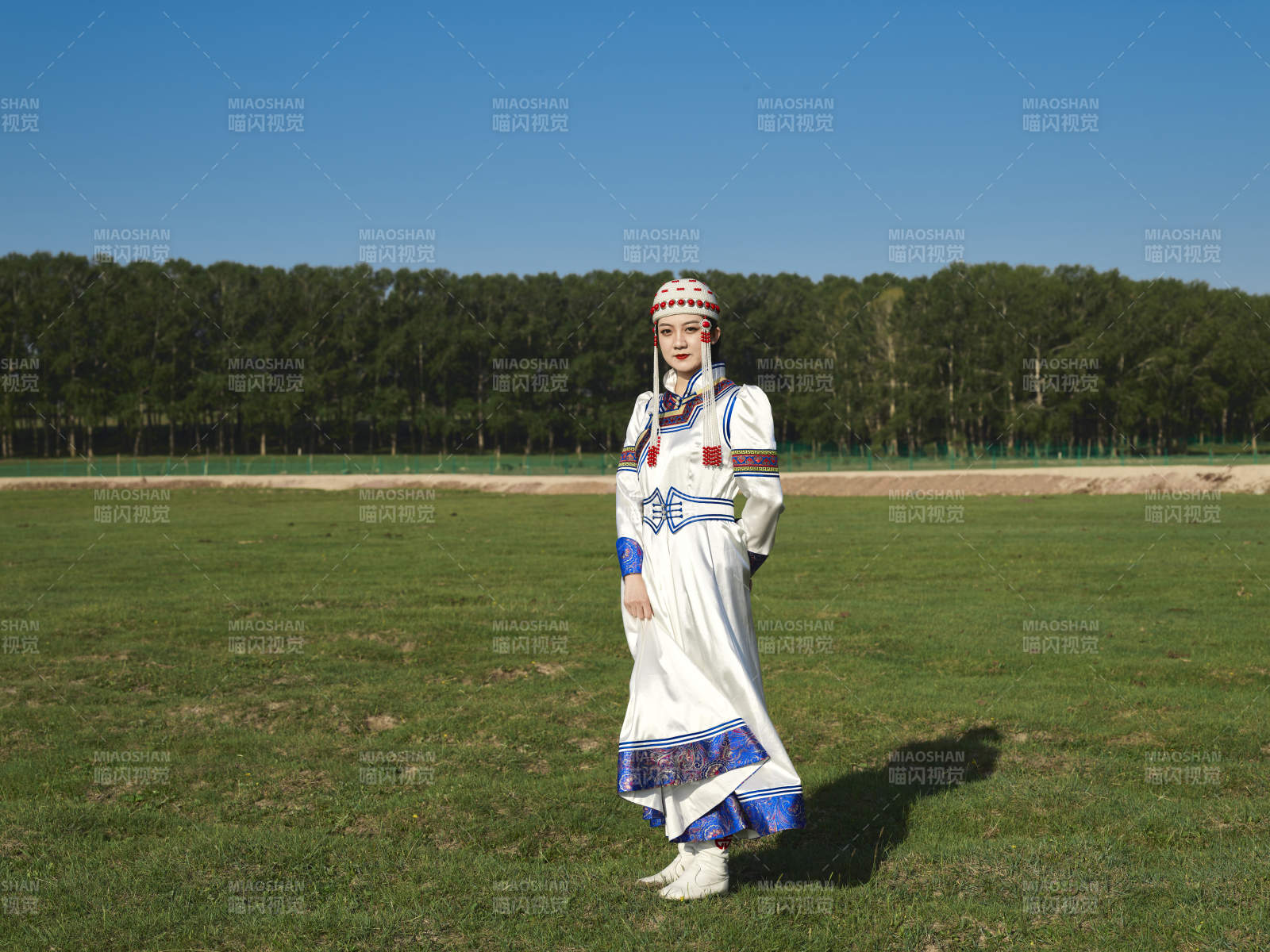 草原上穿着蒙古族传统服饰的亚洲年轻美少女图片