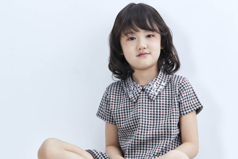 白色色背景的可爱的亚洲小女孩儿童图片