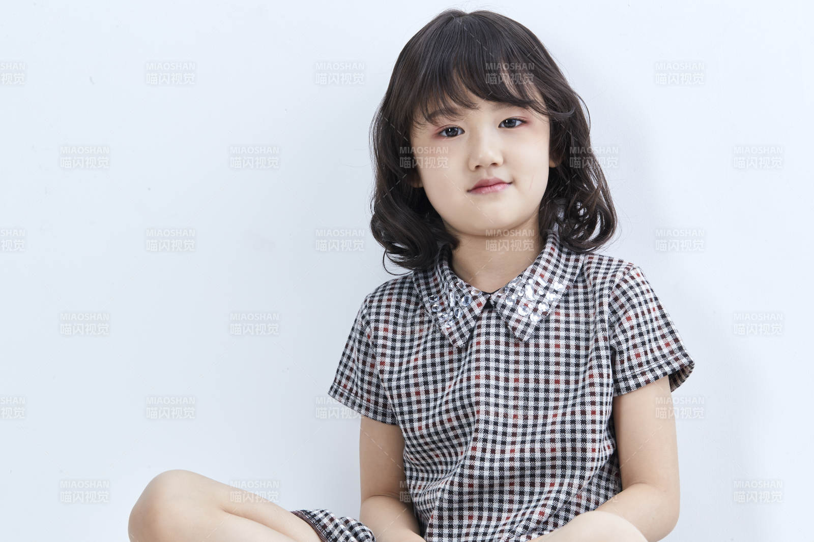 白色色背景的可爱的亚洲小女孩儿童图片