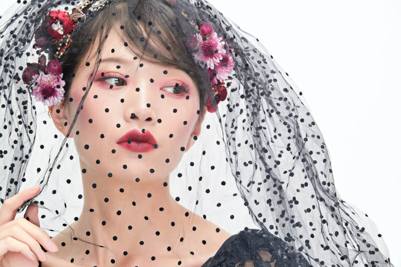 白色背景下的新娘彩妆美女人像图片