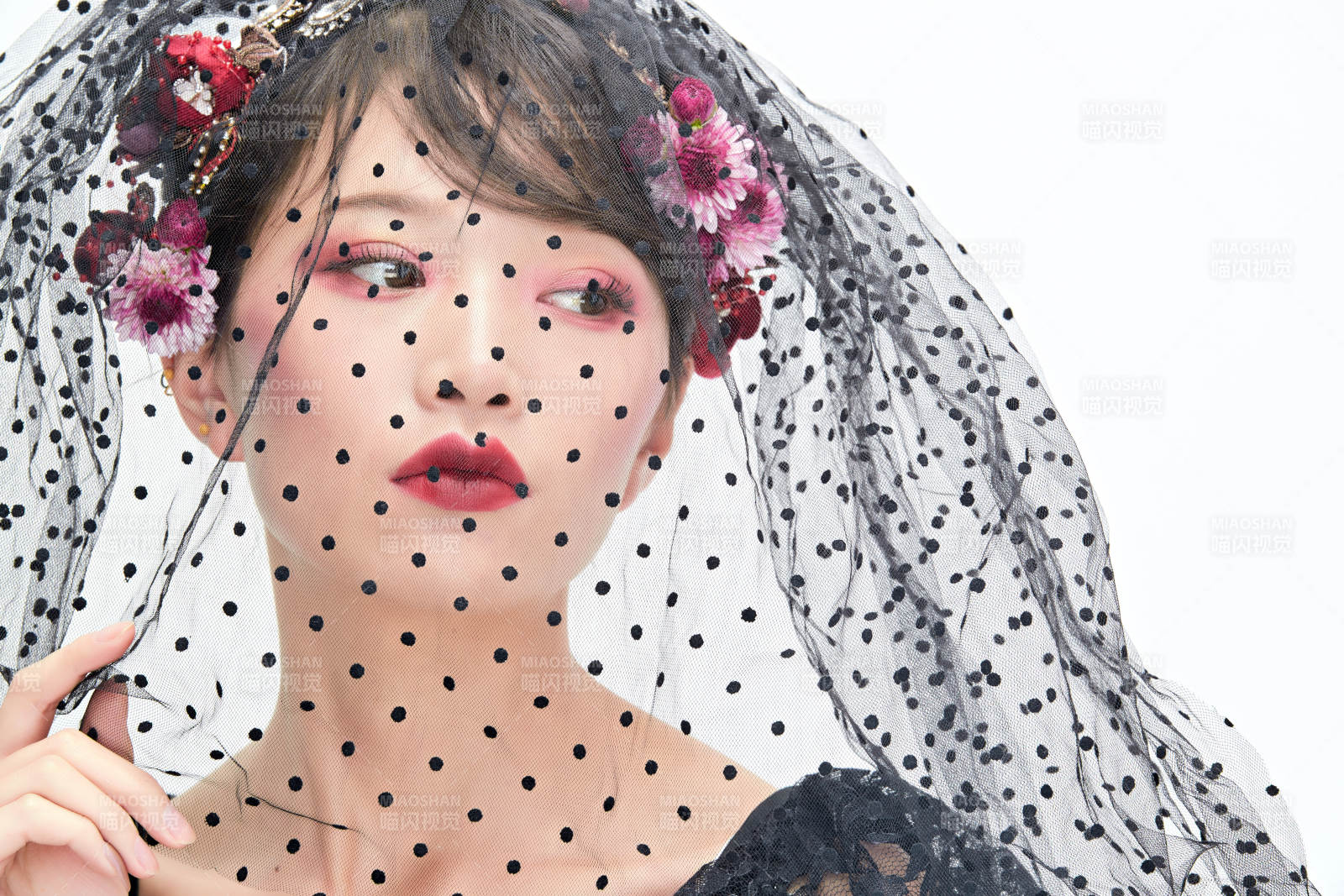 白色背景下的新娘彩妆美女人像图片