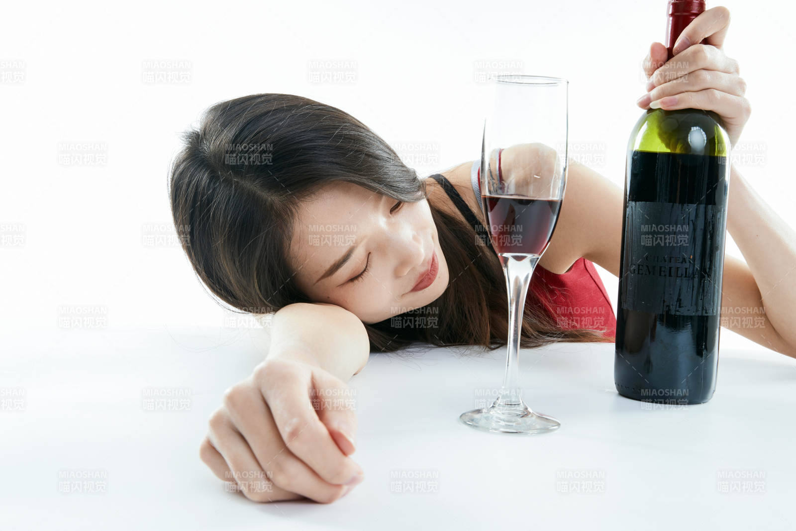 独自品尝红酒的亚洲女性图片