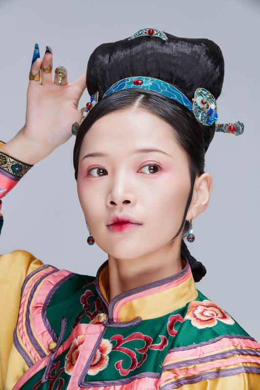 白色背景下的清代女性古装造型清朝古装图片